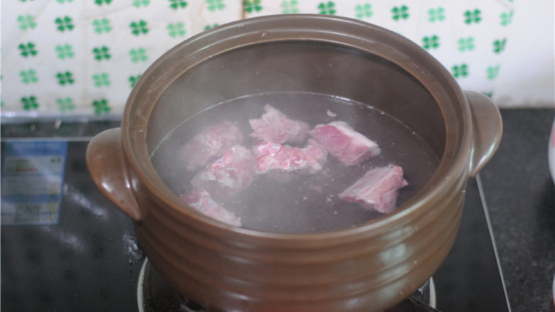 砂锅蒜香虾VS排骨花菇汤,砂锅放入大半锅水,<a style='color:red;display:inline-block;' href='/shicai/ 434'>排骨</a>一起放进去