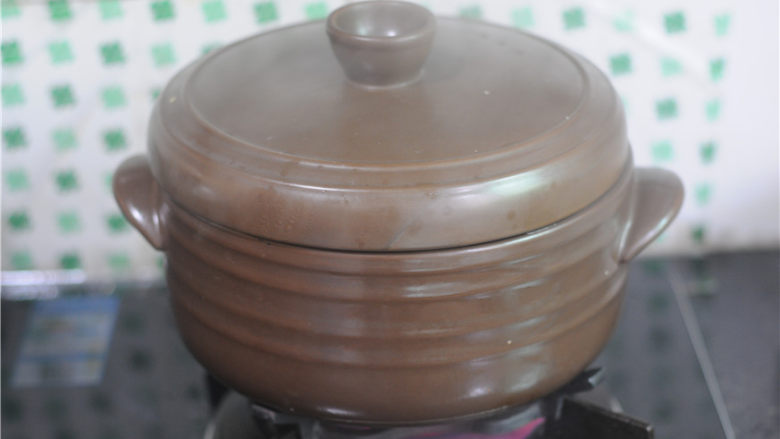 砂锅蒜香虾VS排骨花菇汤,盖上盖子,煮开