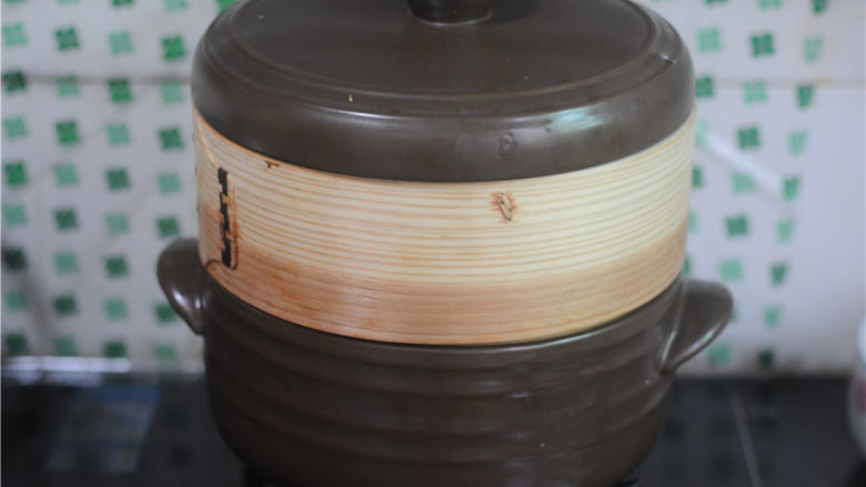 砂锅蒜香虾VS排骨花菇汤,盖上盖子,大火蒸10分钟