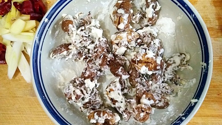 香酥蝉蜕 ,搅拌均匀，腌制一下。