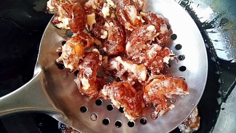 香酥蝉蜕 ,小火炸1-2分钟，沥油捞出。一定要小火，火大很容易糊。