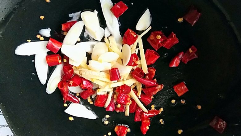 香酥蝉蜕 ,锅中留适量底油，烧至7成热，将蒜切片，<a style='color:red;display:inline-block;' href='/shicai/ 3250'>葱</a>，<a style='color:red;display:inline-block;' href='/shicai/ 86474'>干辣椒</a>切段，<a style='color:red;display:inline-block;' href='/shicai/ 37'>姜</a>切丝，入锅爆出香味儿。