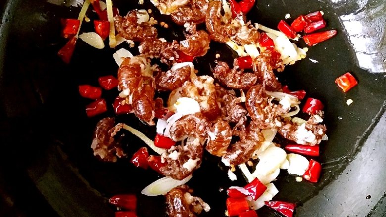 香酥蝉蜕 ,将炸好的蝉蜕下锅一起翻炒。