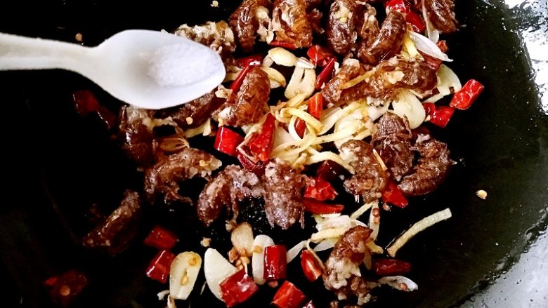 香酥蝉蜕 ,撒适量盐和少量糖，翻炒均匀。