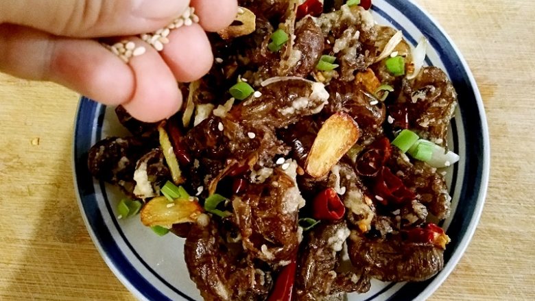 香酥蝉蜕 ,出锅后撒适量<a style='color:red;display:inline-block;' href='/shicai/ 678'>白芝麻</a>提香。