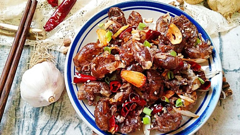 香酥蝉蜕 ,装盘。