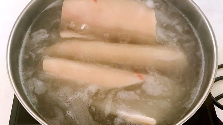 五香皮卷,水开后焯至猪皮变色,打卷即可