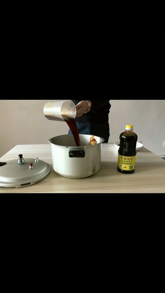 黄焖鸡,将搅匀的酱料倒入高压锅内,用勺子将所有食材在高压锅内搅拌均匀,盖上高压锅盖