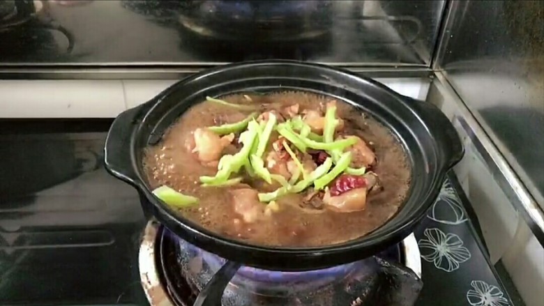黄焖鸡,根据喜好加速干辣椒和青椒,大概半分钟后关火,即可食用。
