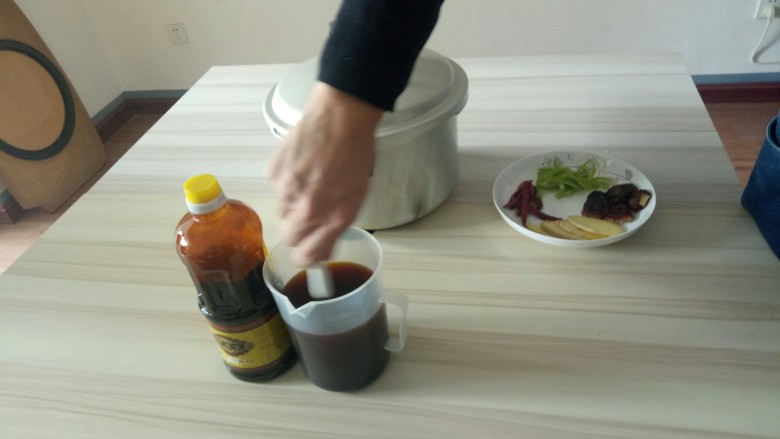 黄焖鸡,把<a style='color:red;display:inline-block;' href='/shicai/ 156925'>水</a>倒入酱料内,搅拌均匀