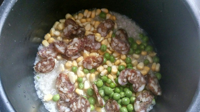 电饭煲 番茄腊肠焖饭,放豌豆,香肠,<a style='color:red;display:inline-block;' href='/shicai/ 406'>猪油</a>,盐。