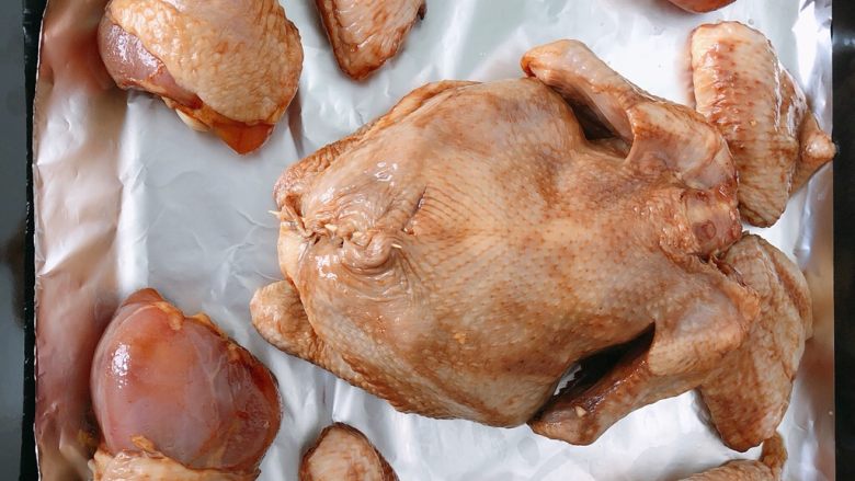 秘制烤鸡,拿出鸡肉 用水冲洗 将蒜头 洋葱塞入鸡肚 用牙签封住