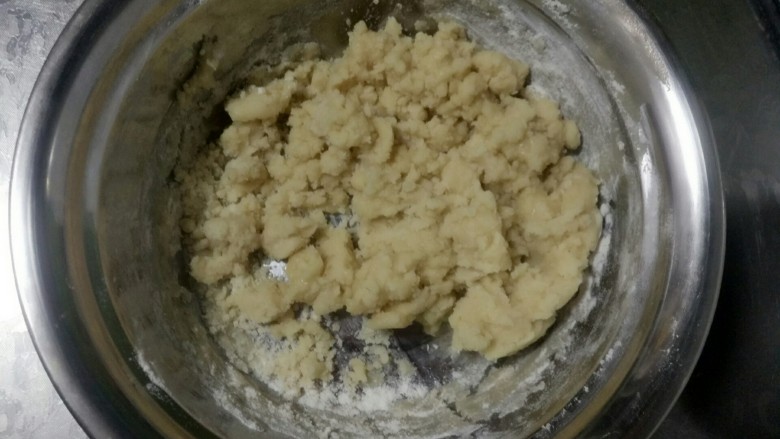 荷花酥,开始制作油酥,面粉加入玉米油