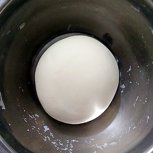 三鲜蒸饺,揉成光滑的面团,盖保鲜膜醒20分钟,然后再次揉光滑再醒15分钟。