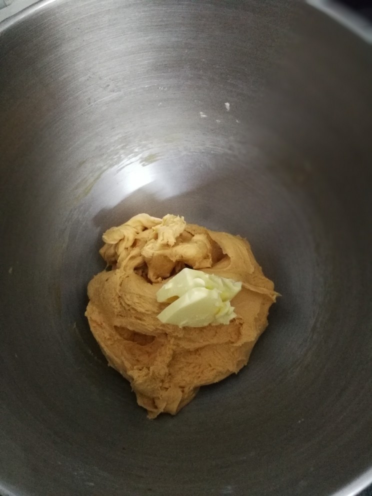 枸杞养生面包,加入软的无盐黄油,再继续搅拌几分钟