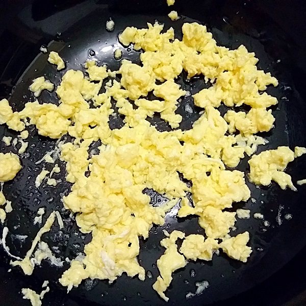 三鲜蒸饺,锅中适量油烧至7-8成热,倒进打散的蛋液炒成<a style='color:red;display:inline-block;' href='/shicai/ 9'>鸡蛋</a>碎。