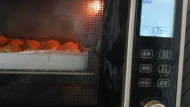 枸杞养生面包,放入预热好的烤箱,175度,中层,上下火,烤17分钟左右(供参考)