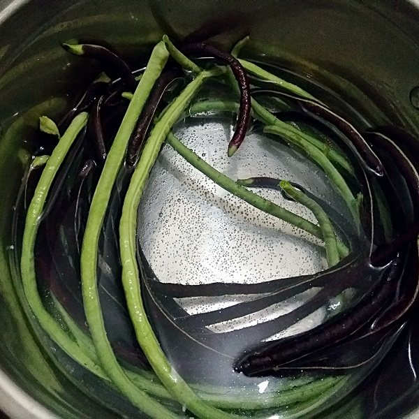 三鲜蒸饺,豇豆择好洗净,入开水焯至7-8成熟去豆腥。