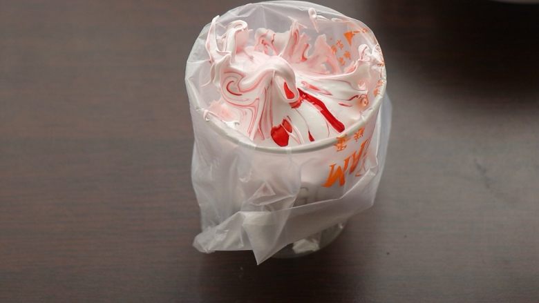 蛋白糖,装入裱花袋里,套上自己喜欢的花嘴