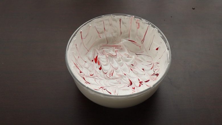 蛋白糖,牙签沾色素,在蛋白霜里随便乱划几道