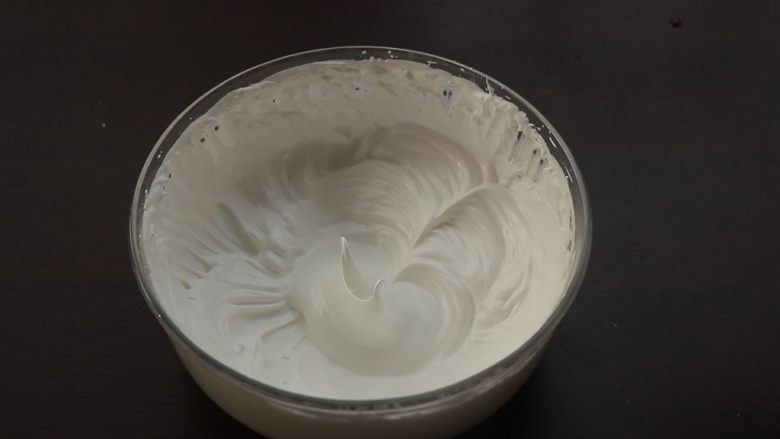 蛋白糖,看看打好的蛋白霜,呈现一种金属的光泽感,特别细腻