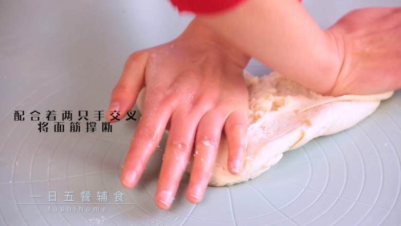 葱油花卷,看一下手法,不光滑的那面始终在下面,用手掌根将面团揉至面团表面光滑。貌似上次的红枣馒头,里面的手法更详细些。再配合着两只手交叉将面筋撑断。不停的用手掌揉不光滑的那面,再不停将面筋撑断,200克面粉大概7、8分钟能揉好。