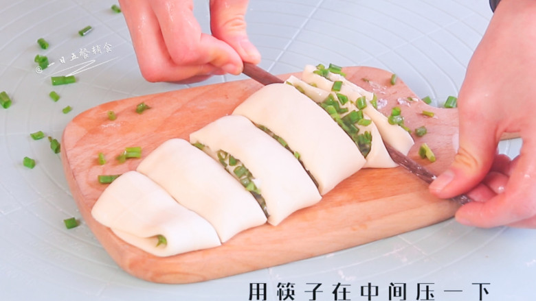葱油花卷,用筷子在中间压一下。