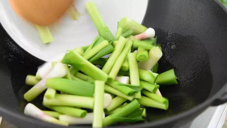 豆腐皮的美味做法,简单易上手,营养爆表!,热锅冷油,放入青蒜根翻炒