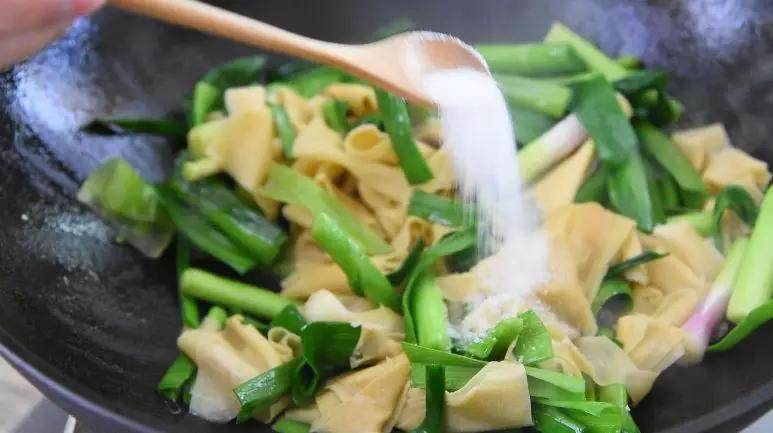 豆腐皮的美味做法,简单易上手,营养爆表!,放入蒜叶,炒至断生