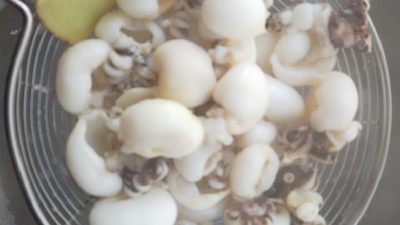 美味韭菜墨鱼仔,捞出,沥干。