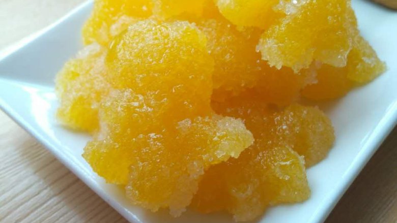 百变水果+健康的百香果软糖,PO几张失败案例:
失败品1、这一张是有些水了,因为当时用的吉利丁粉,吉利丁粉的用量没有掌握好,有些少,造成过于水。如果减量冷冻后不能脱模,可重新回锅加热芒果糖浆,再趁热加入清水拌好的吉利粉,重新装模冷冻。
