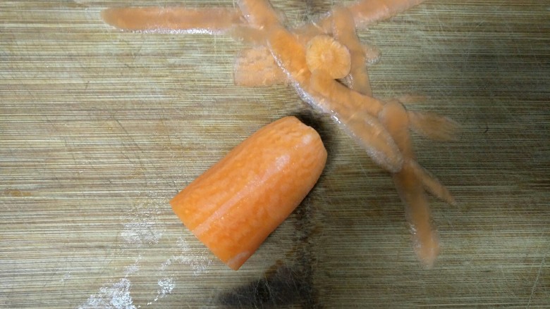 健康意大利面,<a style='color:red;display:inline-block;' href='/shicai/ 25'>胡萝卜</a>去皮切丁备用