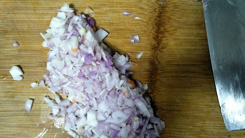 健康意大利面,<a style='color:red;display:inline-block;' href='/shicai/ 29'>洋葱</a>切丁备用