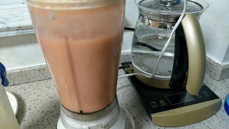 健康意大利面,将西红柿和半个苹果再加入10g<a style='color:red;display:inline-block;' href='/shicai/ 10588'>糖</a>放入搅拌机打成酱