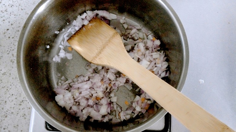 健康意大利面,锅里放入食用油放入洋葱炒成微黄