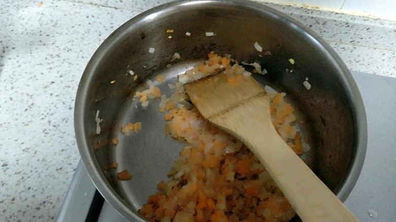 健康意大利面,加入胡萝卜丁翻炒