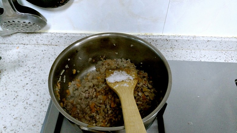 健康意大利面,加入肉未和5g盐翻炒