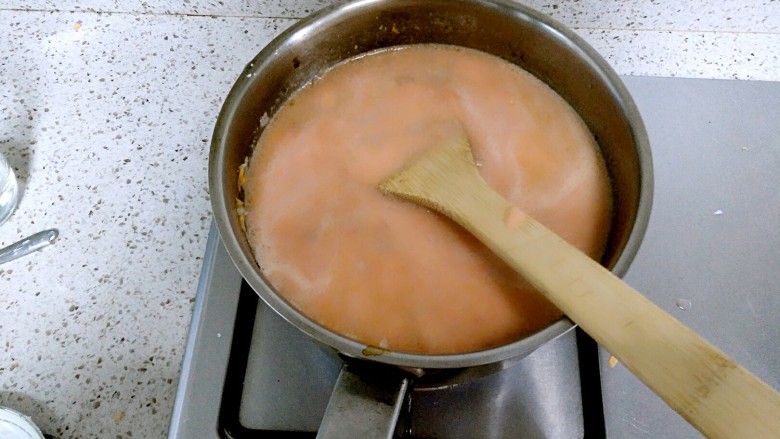 健康意大利面,加入榨好的西红柿和苹果汁，加入200g开水