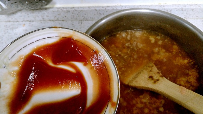 健康意大利面,5分钟过后加入80g<a style='color:red;display:inline-block;' href='/shicai/ 699'>番茄酱</a>搅拌均匀，盖上锅盖再煮5分钟