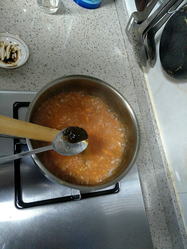 健康意大利面,5分钟后加入<a style='color:red;display:inline-block;' href='/shicai/ 5154'>黑胡椒汁</a>搅拌均匀盖上锅盖再煮5分钟。酱煮好了盖上锅盖闷几分钟。