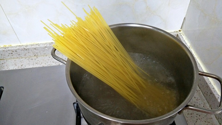 健康意大利面,开始煮<a style='color:red;display:inline-block;' href='/shicai/ 533'>意大利面</a>