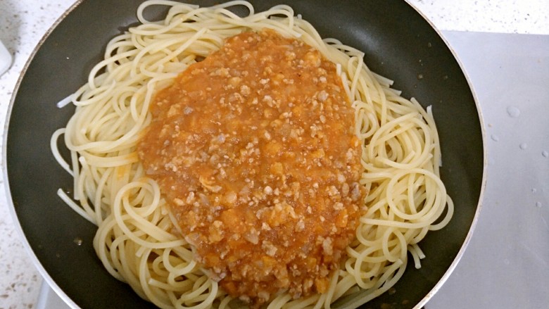 健康意大利面,煮好的面和酱放入平底锅(或大锅拌均匀)