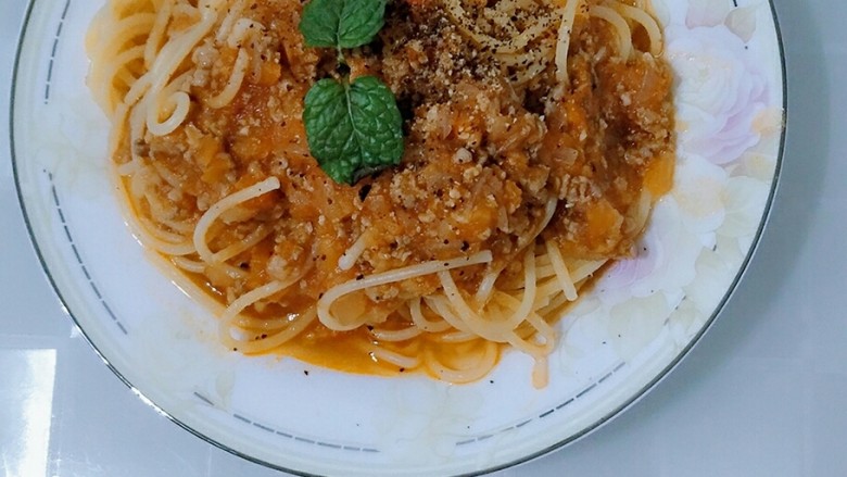 健康意大利面,撒入<a style='color:red;display:inline-block;' href='/shicai/ 134340'>黑胡椒粉</a>完美成现