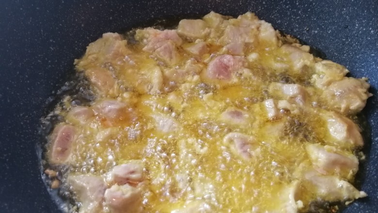 东北菜_糖醋溜肉段,加肉段,开始炸了