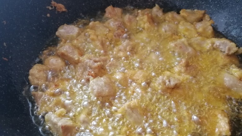 东北菜_糖醋溜肉段,要用筷子勤搅动肉段,不要让其粘连。
