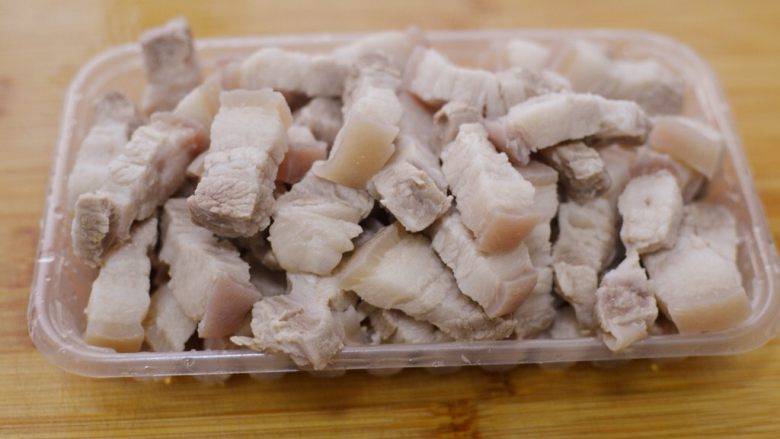 台湾卤肉饭,倒出五花肉,用清水冲洗干净。