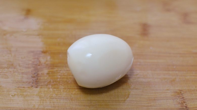 台湾卤肉饭,取出迅速过冷水,剥壳。