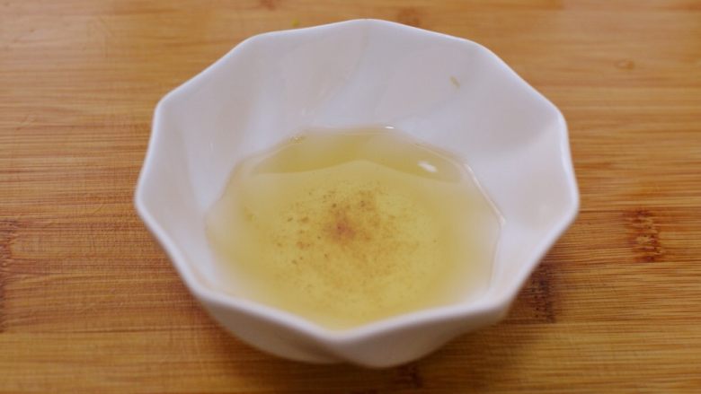台湾卤肉饭,把多余的油倒出来,可以做其他菜用。