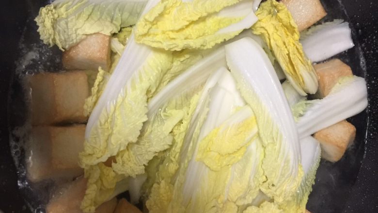 减肥菜之水煮娃娃菜,水开后鱼豆腐煮3分钟后加入娃娃菜继续煮