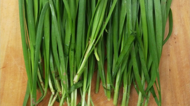 美味韭菜墨鱼仔,<a style='color:red;display:inline-block;' href='/shicai/ 116'>韭菜</a>摘去老叶,黄叶,洗净泥土。